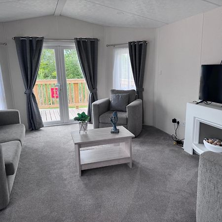 Hot Tub Lodge - York - Fishing Lakes - Free Parking - 5 Star Country Park - 5 Little Habton Dış mekan fotoğraf